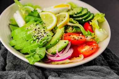 Avokado salata yumurtası, domates, soğan, yeşil yaprak, sebze, sebze, sebze...... iştah açıcı...... iştah açıcı, leziz gurme yemek arkaplanı...... masanın üstünde, rustik üst görünüm...... fotokopi alanı keto ve paleo diyeti vegan ve vejetaryen yemeği.