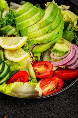 Avokado salata yumurtası, domates, soğan, yeşil yaprak, sebze, sebze, sebze...... iştah açıcı...... iştah açıcı, leziz gurme yemek arkaplanı...... masanın üstünde, rustik üst görünüm...... fotokopi alanı keto ve paleo diyeti vegan ve vejetaryen yemeği.