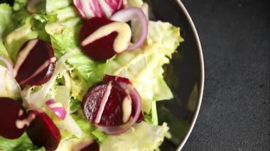Pancar salatası, yeşil yaprak, marul, doğal çerez, lezzetli gurme, sofrada taze gurme yemek. Fotokopi alanı, fotokopi alanı keto, paleo diyeti vegan ve vejetaryen yemeği.