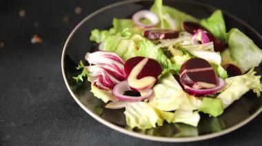 Pancar salatası, yeşil yaprak, marul, doğal çerez, lezzetli gurme, sofrada taze gurme yemek. Fotokopi alanı, fotokopi alanı keto, paleo diyeti vegan ve vejetaryen yemeği.