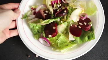 Pancar salatası, yeşil yaprak, marul, doğal çerez, lezzetli gurme, sofrada taze gurme yemek. Fotokopi alanı, fotokopi alanı keto, paleo diyeti vegan ve vejetaryen yemeği.