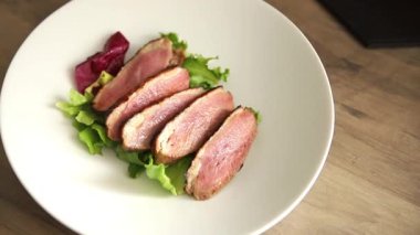 Ördek göğsü kızartma kümes hayvanları taze doğal lezzetli aperatif gurme yemek arka planı masa rustik üst görünüm fotokopi alanı