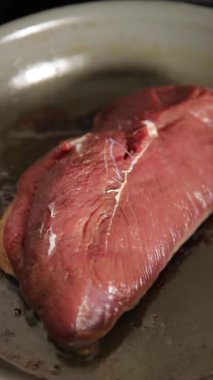 Ördek göğsü kızartma kümes hayvanları taze doğal lezzetli aperatif gurme yemek arka planı masa rustik üst görünüm fotokopi alanı