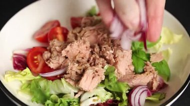 Ton balığı salatası, konserve balık, domates, yeşil yaprak salatası sebze, doğal çerez, lezzetli çerez. Masanın üzerinde taze gurme. Köy manzarası, fotokopi alanı, pezeteryan diyeti.