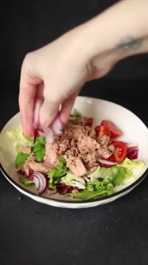 Ton balığı salatası, konserve balık, domates, yeşil yaprak salatası sebze, doğal çerez, lezzetli çerez. Masanın üzerinde taze gurme. Köy manzarası, fotokopi alanı, pezeteryan diyeti.