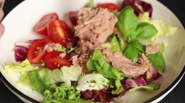 Ton balığı salatası, konserve balık, domates, yeşil yaprak salatası sebze, doğal çerez, lezzetli çerez. Masanın üzerinde taze gurme. Köy manzarası, fotokopi alanı, pezeteryan diyeti.