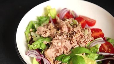 Ton balığı salatası, konserve balık, domates, yeşil yaprak salatası sebze, doğal çerez, lezzetli çerez. Masanın üzerinde taze gurme. Köy manzarası, fotokopi alanı, pezeteryan diyeti.