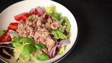 Ton balığı salatası, konserve balık, domates, yeşil yaprak salatası sebze, doğal çerez, lezzetli çerez. Masanın üzerinde taze gurme. Köy manzarası, fotokopi alanı, pezeteryan diyeti.