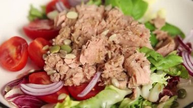 Ton balığı salatası, konserve balık, domates, yeşil yaprak salatası sebze, doğal çerez, lezzetli çerez. Masanın üzerinde taze gurme. Köy manzarası, fotokopi alanı, pezeteryan diyeti.