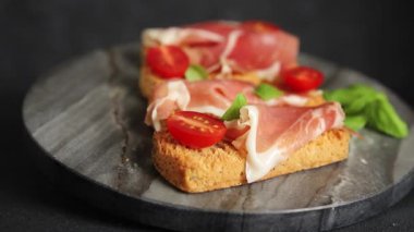 Jamon bruschetta prosciutto aperatif tapas porsiyonlu tapas doğal lezzetli çerez taze gurme yemek arka planı masa rustik üst görünüm fotokopi alanı üzerinde