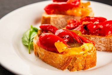 Brüksel usulü kavrulmuş biber, sebze, doğal ürün, lezzetli çerez, leziz gurme yemek arkaplanı, masa üzerinde rustik üst görünüm, fotokopi alanı vegan ve vejetaryen yemekleri.