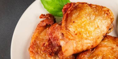 Tavuk butları kızarmış kümes hayvanları eti... doğal ürün... lezzetli çerez... lezzetli gurme yemek arka planı... masanın kırsal kesiminde... fotokopi alanı.