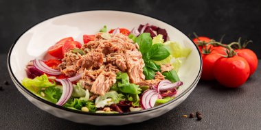 Ton balığı salatası, konserve balık, domates, yeşil yaprak salatası sebze, sebze, doğal ürünler, lezzetli atıştırmalıklar, lezzetli gurme yemek arkaplanı, masa üstünde, rustik üst görünüm, fotokopi alanı keto ve paleo diyeti, vejetaryen diyeti, pesseeter.