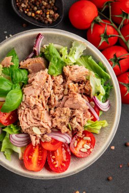 Ton balığı salatası, konserve balık, domates, yeşil yaprak salatası sebze, sebze, doğal ürünler, lezzetli atıştırmalıklar, lezzetli gurme yemek arkaplanı, masa üstünde, rustik üst görünüm, fotokopi alanı keto ve paleo diyeti, vejetaryen diyeti, pesseeter.