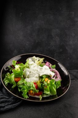 Burrata salatası domates, mor soğan, yeşil yaprak marul lezzetli aperatif taze gurme yemek masası kırsal yemek üst görünüm fotokopi alanı keto ve paleo diyet vejetaryen yemeği.