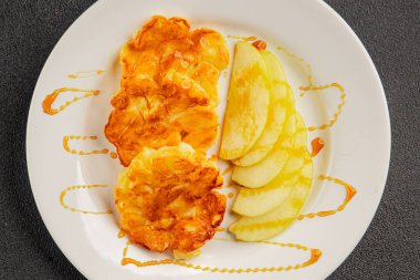 Elmalı gözleme, tatlı kahvaltı, meyve, doğal ürün, lezzetli yiyecek, lezzetli arka plan, masanın kırsal kesiminde, fotokopi alanı.