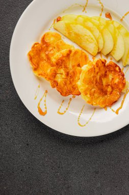 Elmalı gözleme, tatlı kahvaltı, meyve, doğal ürün, lezzetli yiyecek, lezzetli arka plan, masanın kırsal kesiminde, fotokopi alanı.