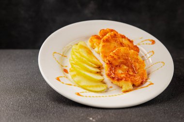 Elmalı gözleme, tatlı kahvaltı, meyve, doğal ürün, lezzetli yiyecek, lezzetli arka plan, masanın kırsal kesiminde, fotokopi alanı.