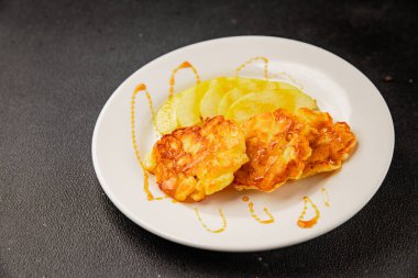 Elmalı gözleme, tatlı kahvaltı, meyve, doğal ürün, lezzetli yiyecek, lezzetli arka plan, masanın kırsal kesiminde, fotokopi alanı.