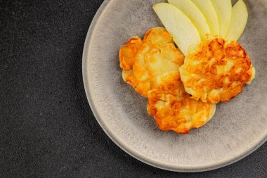 Elmalı gözleme, tatlı kahvaltı, meyve, doğal ürün, lezzetli yiyecek, lezzetli arka plan, masanın kırsal kesiminde, fotokopi alanı.