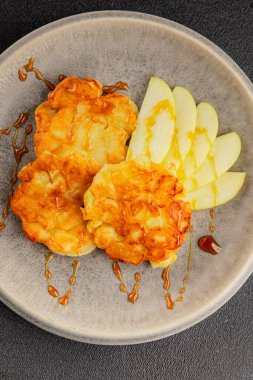 Elmalı gözleme, tatlı kahvaltı, meyve, doğal ürün, lezzetli yiyecek, lezzetli arka plan, masanın kırsal kesiminde, fotokopi alanı.