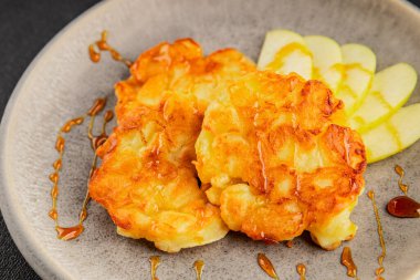 Elmalı gözleme, tatlı kahvaltı, meyve, doğal ürün, lezzetli yiyecek, lezzetli arka plan, masanın kırsal kesiminde, fotokopi alanı.