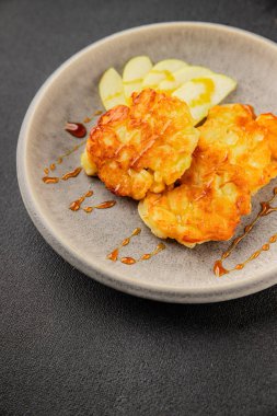 Elmalı gözleme, tatlı kahvaltı, meyve, doğal ürün, lezzetli yiyecek, lezzetli arka plan, masanın kırsal kesiminde, fotokopi alanı.