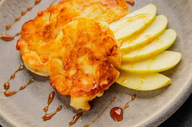 Elmalı gözleme, tatlı kahvaltı, meyve, doğal ürün, lezzetli yiyecek, lezzetli arka plan, masanın kırsal kesiminde, fotokopi alanı.