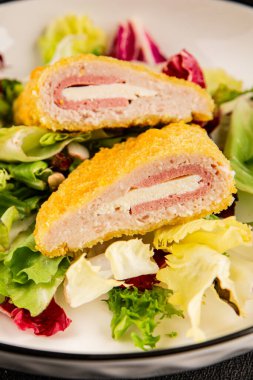 Cordon bleu pirzolası et yemeği Fransız mutfağı sebze, doğal ürün lezzetli aperatif lezzetli gurme yemek arka planı masanın kırsal kesiminde fotokopi alanı.