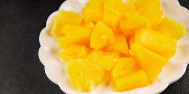 Ananas konserveleri tatlı meyve parçaları lezzetli çerezler lezzetli gurme yemek arkaplan masa üzerinde rustik üst görünüm fotokopi alanı keto ve paleo diyet vejetaryen ve vejetaryen gıda