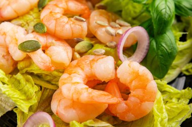 Karidesli salata, deniz ürünleri, lezzetli çerezler, lezzetli gurme yemek arka planı, rustik üst görünüm fotokopi alanı keto ve paleo diyeti, vejetaryen diyeti, pesseeter diyet.