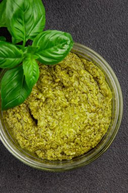 Pesto soslu fesleğen, zeytinyağı, parmesan, çam fıstığı, sarımsaklı doğal ürün lezzetli çerez, lezzetli yemek arkaplan rustik üst görünüm fotokopi alanı.
