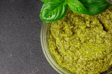 Pesto soslu fesleğen, zeytinyağı, parmesan, çam fıstığı, sarımsaklı doğal ürün lezzetli çerez, lezzetli yemek arkaplan rustik üst görünüm fotokopi alanı.