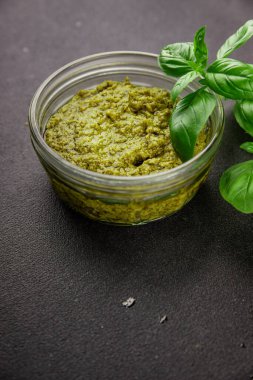 Pesto soslu fesleğen, zeytinyağı, parmesan, çam fıstığı, sarımsaklı doğal ürün lezzetli çerez, lezzetli yemek arkaplan rustik üst görünüm fotokopi alanı.