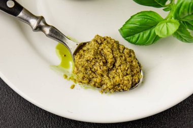 Pesto soslu fesleğen, zeytinyağı, parmesan, çam fıstığı, sarımsaklı doğal ürün lezzetli çerez, lezzetli yemek arkaplan rustik üst görünüm fotokopi alanı.