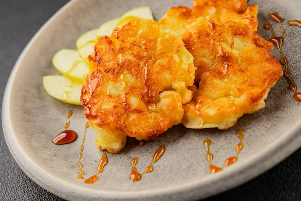 Elmalı gözleme, tatlı kahvaltı, meyve, doğal ürün, lezzetli yiyecek, lezzetli arka plan, masanın kırsal kesiminde, fotokopi alanı.