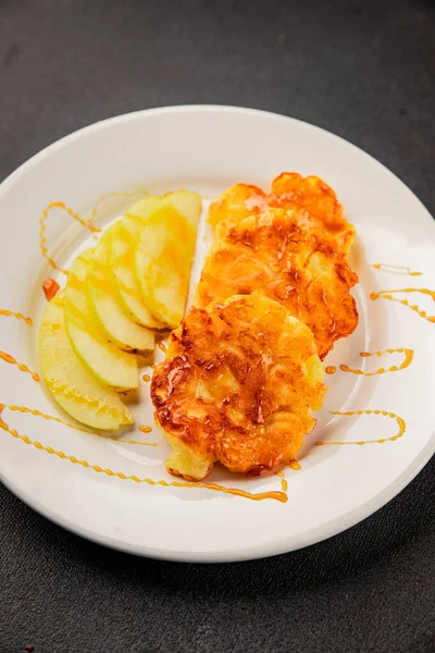 Elmalı gözleme, tatlı kahvaltı, meyve, doğal ürün, lezzetli yiyecek, lezzetli arka plan, masanın kırsal kesiminde, fotokopi alanı.