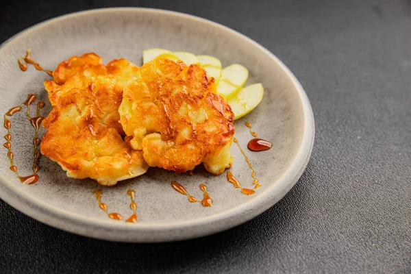 Elmalı gözleme, tatlı kahvaltı, meyve, doğal ürün, lezzetli yiyecek, lezzetli arka plan, masanın kırsal kesiminde, fotokopi alanı.