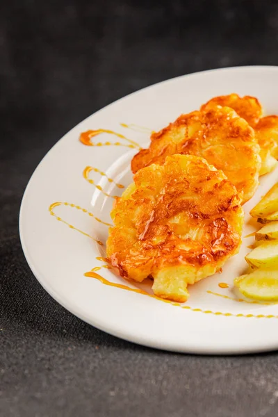 Elmalı gözleme, tatlı kahvaltı, meyve, doğal ürün, lezzetli yiyecek, lezzetli arka plan, masanın kırsal kesiminde, fotokopi alanı.