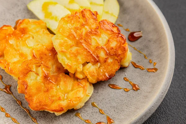 Elmalı gözleme, tatlı kahvaltı, meyve, doğal ürün, lezzetli yiyecek, lezzetli arka plan, masanın kırsal kesiminde, fotokopi alanı.