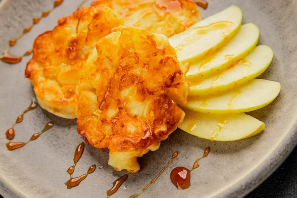 Elmalı gözleme, tatlı kahvaltı, meyve, doğal ürün, lezzetli yiyecek, lezzetli arka plan, masanın kırsal kesiminde, fotokopi alanı.