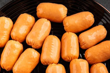 Sosis mini et porsiyon fast food doğal ürün lezzetli lezzetli gurme yemek arkaplan masa rustik üst görünüm fotokopi alanı