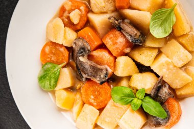 Patates yahnisi mantarı ve sebze. Doğal çerez. Lezzetli lezzetli gurme yemek. Masanın üstünde.