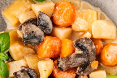 Patates yahnisi mantarı ve sebze. Doğal çerez. Lezzetli lezzetli gurme yemek. Masanın üstünde.