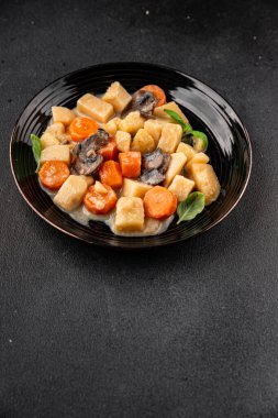 Patates yahnisi mantarı ve sebze. Doğal çerez. Lezzetli lezzetli gurme yemek. Masanın üstünde.