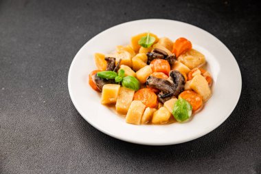 Patates yahnisi mantarı ve sebze. Doğal çerez. Lezzetli lezzetli gurme yemek. Masanın üstünde.