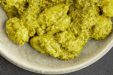 Gnocchi pesto sosu yeşil lezzetli aperatif taze gurme yemek arkaplanı masanın üstünde rustik üst görünüm fotokopi alanı vejetaryen ve vejetaryen yemekleri