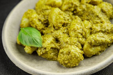 Gnocchi pesto sosu yeşil lezzetli aperatif taze gurme yemek arkaplanı masanın üstünde rustik üst görünüm fotokopi alanı vejetaryen ve vejetaryen yemekleri