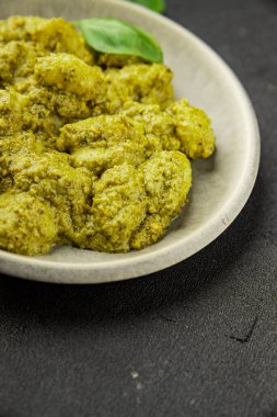 Gnocchi pesto sosu yeşil lezzetli aperatif taze gurme yemek arkaplanı masanın üstünde rustik üst görünüm fotokopi alanı vejetaryen ve vejetaryen yemekleri