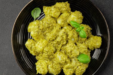 Gnocchi pesto sosu yeşil lezzetli aperatif taze gurme yemek arkaplanı masanın üstünde rustik üst görünüm fotokopi alanı vejetaryen ve vejetaryen yemekleri